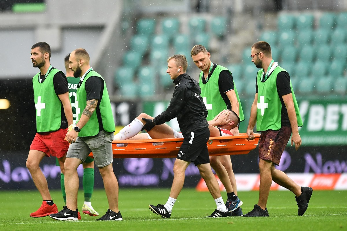 Kontuzjowany zawodnik Cracovii Kamil Pestka opuszcza na noszach boisko w meczu 6. kolejki piłkarskiej Ekstraklasy ze Śląskiem Wrocław