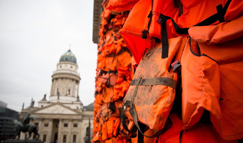 Instalacja z tysięcy kamizelek ratunkowych na kolumnach berlińskiego Konzerthaus
