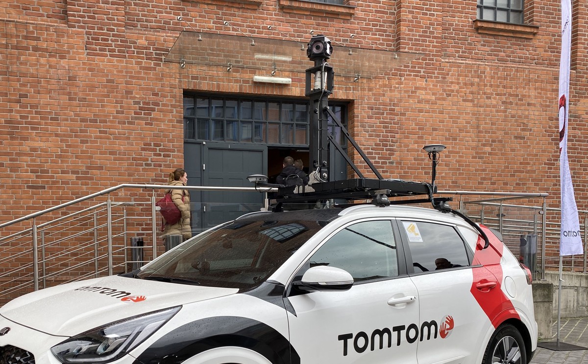 Nowa platforma TomTom powstanie przy udziale m.in. firm Microsoft i Meta. Aparatura mapująca na potrzeby nawigacji jest nie tylko dachu samochodu MoMa, duża część urządzeń mieści się też we wnętrzu auta