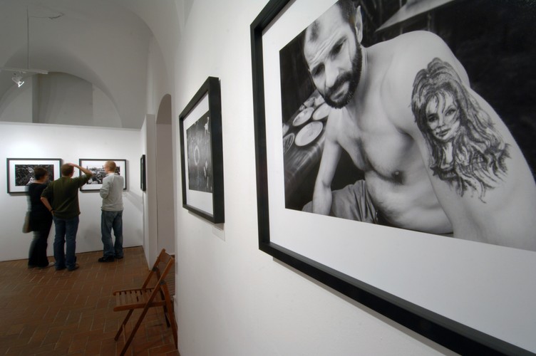 'Rzut beretem' to socjologiczny dokument dotyczący przemian na wsi i poruszający obraz świata, który pozostaje wyparty ze zbiorowej świadomości