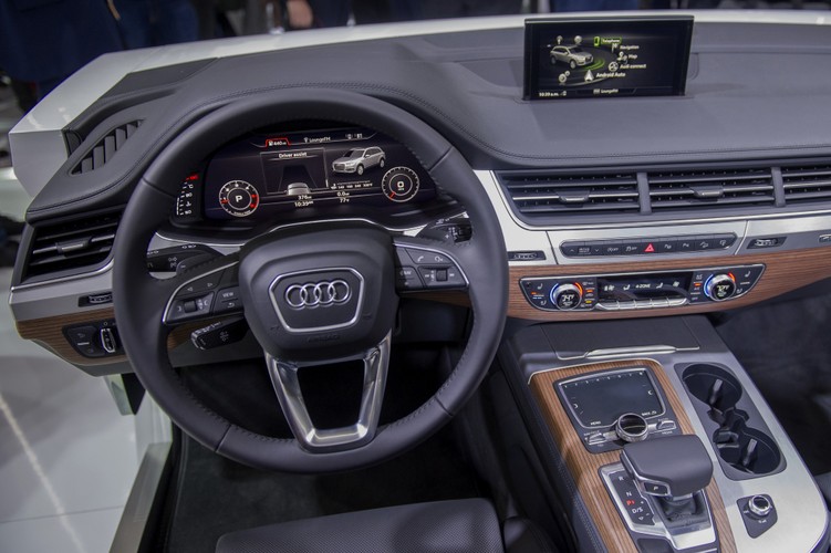 A tak prezentuje się wnętrze nowoczesnego samochodu Audi AG Q7, który został naszpikowany technologicznymi gadżetami. Jedną z ciekawostek jest fakt, że samochód obsługiwać będziemy również za pośrednictwem specjalnego smartwatcha, który dla niemieckiej firmy wyprodukuje LG.