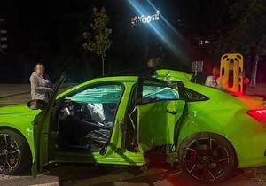 Auto u kom je teško povređena devojka nakon driftovanja