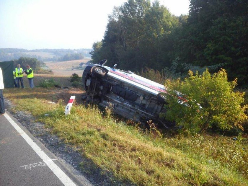 Karetka wyleciała z drogi. Nie żyje pacjentka