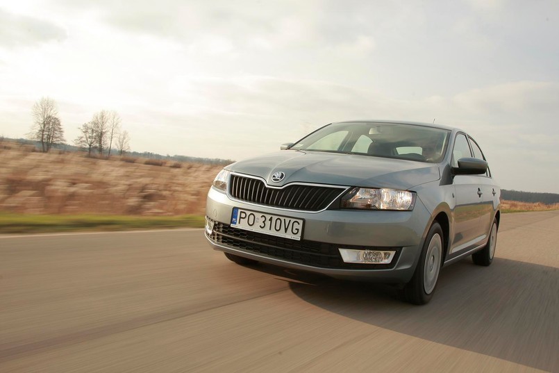 Skoda rapid to czterodrzwiowy sedan przeznaczony dla pięciu osób. Ma ogromny bagażnik i oszczędny silnik. Czym jeszcze chce przekonać do siebie mieszkańców kraju nad Wisłą? Nadwozie skody rapid ma 4483 mm długości, 1940 mm szerokości i 1461 wysokości. W porównaniu do najnowszej octavii rapid jest tak samo wysoki, krótszy o 176 mm i węższy o 77 mm. Niewielkie różnice w wymiarach powinny dać do myślenia osobom zainteresowanym zakupem octavii. Czy na pewno chcą wydać około 18 tysięcy więcej za niemal równie duże auto?