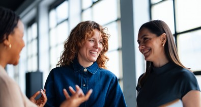 A nők láthatatlan akadályai: a maszkulin környezet és az elismerés hiánya minden szakmának hátrány