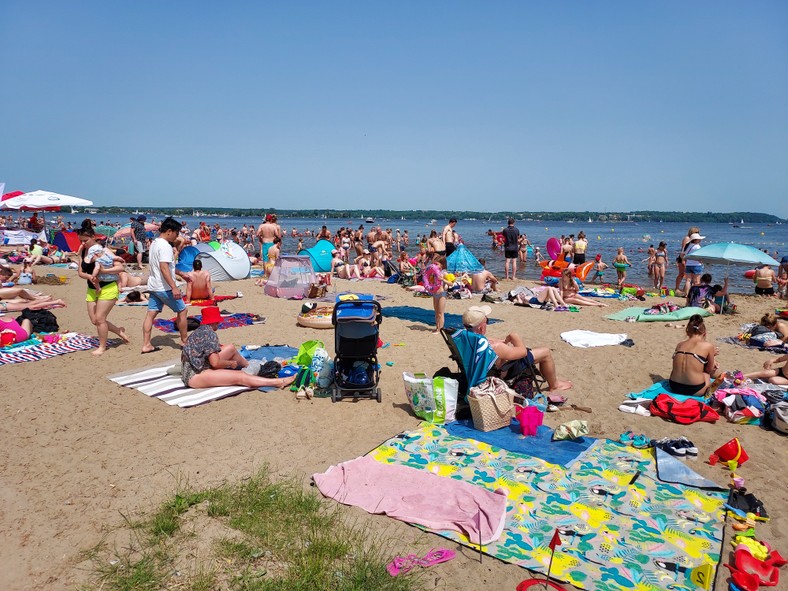 Z każdą chwilą na plaży jest coraz mniej miejsca