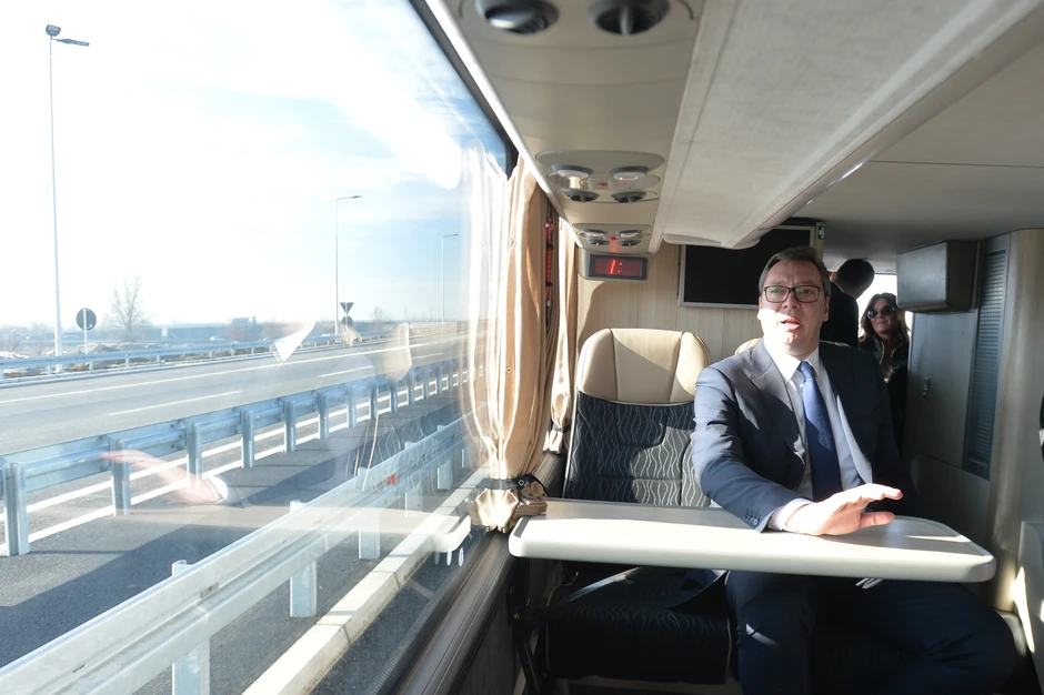 Vučić u autobusu na novoj deonici autoputa