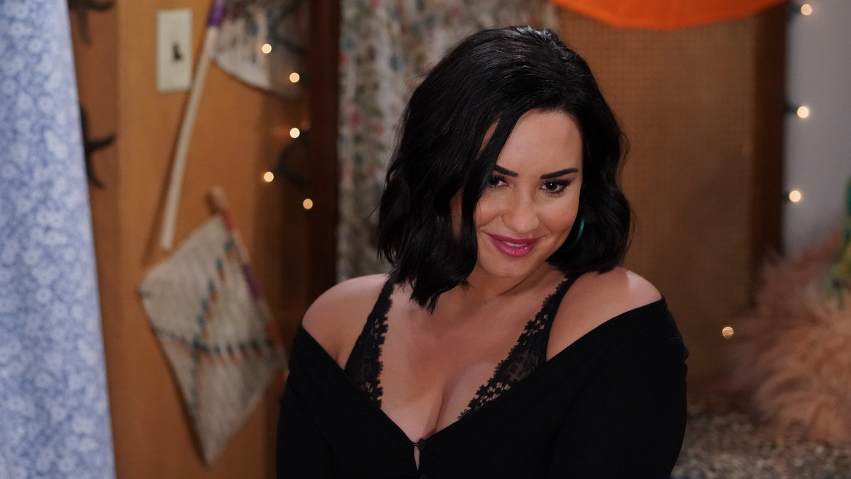 Demi Lovato była gościem w programie Ellen DeGeneres. Wokalistka opowiedziała o swoich problemach, w tym o bulimii i uzależnieniu od narkotyków i alkoholu. Przyznała, że była pod ciągłą kontrolą ludzi z zespołu.