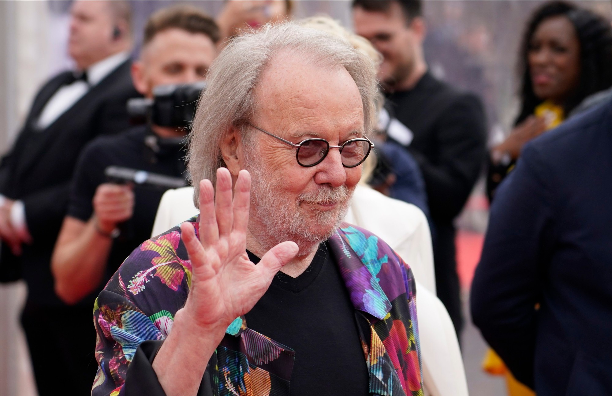 Benny Andersson prichádza na premiéru koncertného programu skupiny ABBA, v ktorom účinkujú digitálne avatary spevákov.