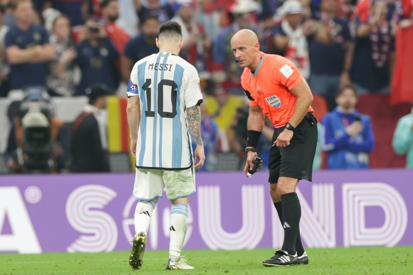 Doha. Finał Mistrzostw Świata 2022, Argentyna - Francja. Lionel Messi i Szymon Marciniak