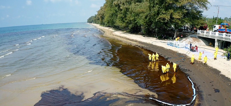 Awaria podmorskiego rurociągu. Ropa zalała rajskie plaże Tajlandii