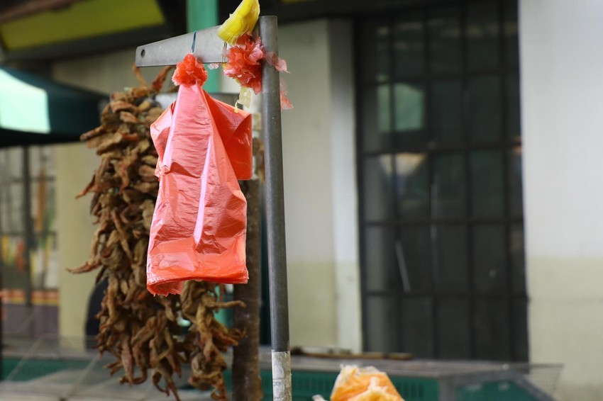 Biorazgradiva ili obična? Plastične kese se vijore na pijačnim tezgama