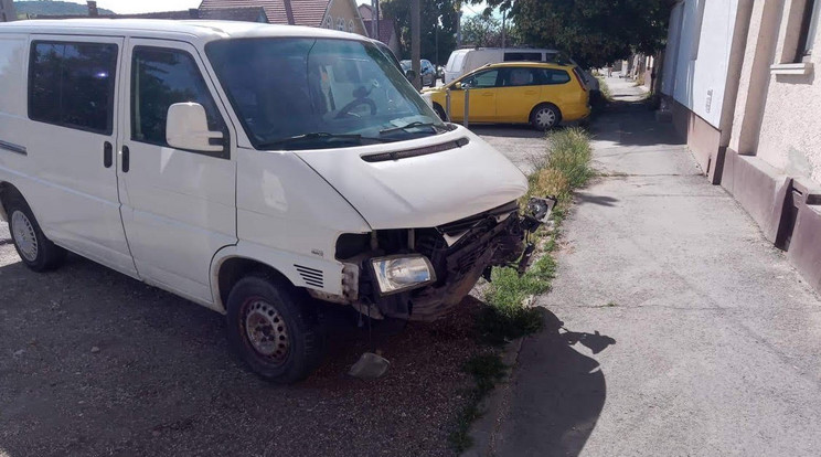 Frontálisan ütközött egy kisbusz és egy személyautó Pomázon 