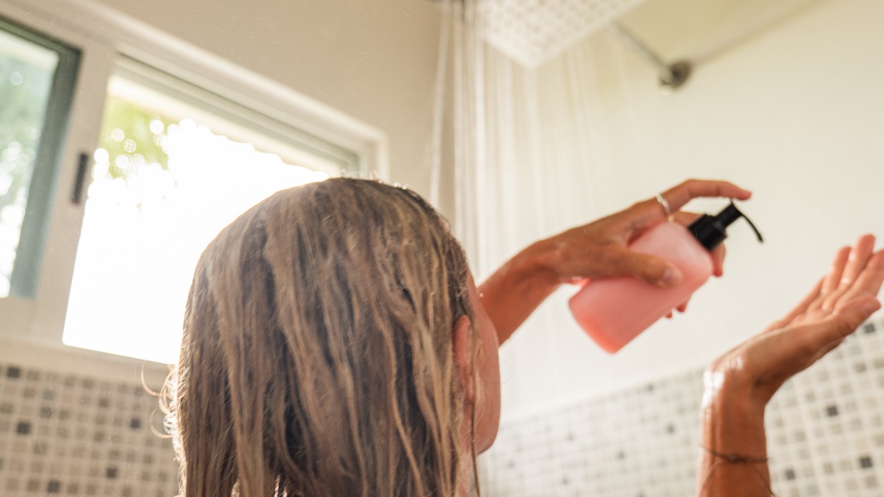 Denné umývanie vlasov môže škodiť. (Ilustračný obrázok)