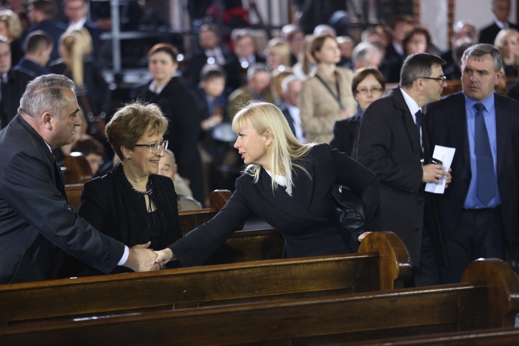 Uroczystości pogrzebowe Władysława Bartoszewskiego - Eugeniusz Grzeszczak, Elżbieta Radziszewska i Elżbieta Bieńkowska