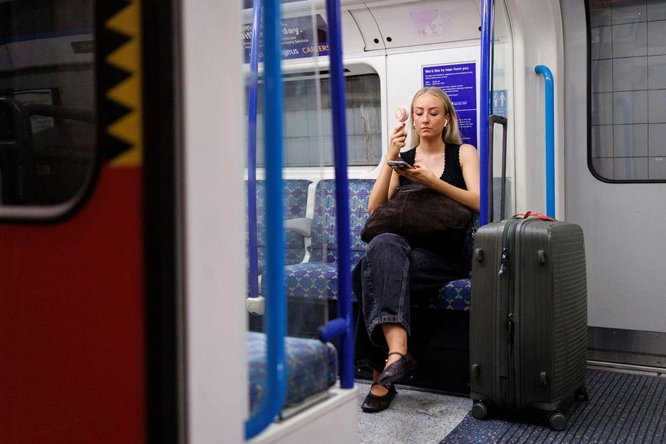 Jedan od načina da se rashladite u uvek toplom londonskom metrou | Foto: TOLGA AKMEN/EPA/Shutterstock