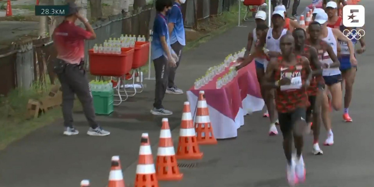 Francuski maratończyk, Morhad Amdouni, postanowił zrzucić wodę ze stolika w trakcie biegu