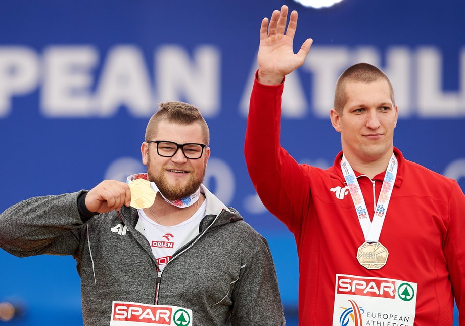 Polak Paweł Fajdek (po lewej) ze złotym medalem i Wojciech Nowicki (po prawej) z brązowym medalem w rzucie młotem podczas ceremonii medalowej, w trakcie ostatniego dnia lekkoatletycznych Mistrzostw Europy w Amsterdamie