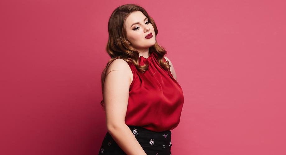 Modna bluzka plus size? Te modele są niedrogie, a skutecznie wyszczuplają