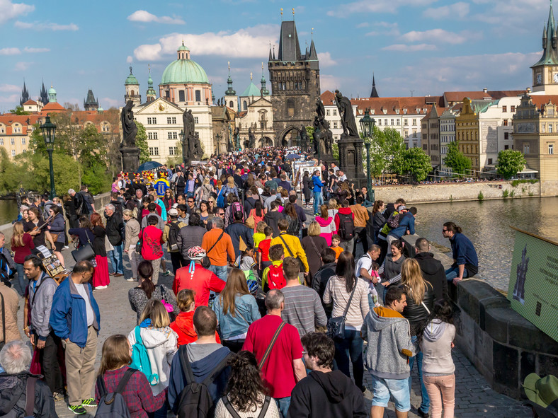 Turyści na moście Karola w Pradze