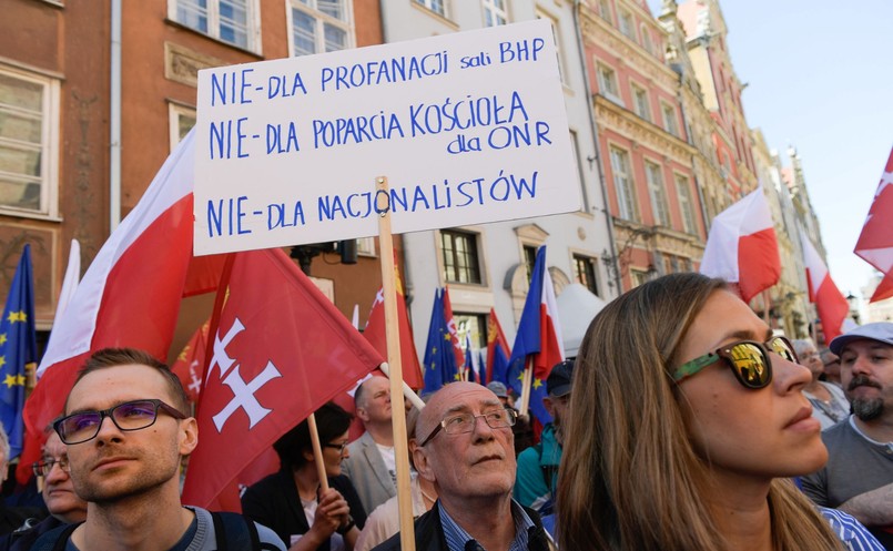 "Historia powinna być dla nas ostrzeżeniem i lekcją, ale okazuje się, że dla wielu naszych rodaków ta historia sprzed 70 i 80 lat nie jest przemyślana. Ubierają się w kostiumy organizacji nacjonalistycznych, faszystowskich, które były antysemickie, które siały nienawiść, które mówiły, że jeden naród jest ponad innymi narodami. I to jest hańba" - mówił Paweł Adamowicz podczas wiecu. Adamowicz przypomniał stanowisko NSZZ "Solidarność" z pierwszego zjazdu w Gdańsku w 1981 r. mówiące o tym, że związek "sprzeciwia się wszelkim podziałom narodowościowym i walczyć będzie o zagwarantowanie pełni praw obywatelskich wszystkim Polakom niezależnie od ich przynależności narodowej lub pochodzenia".