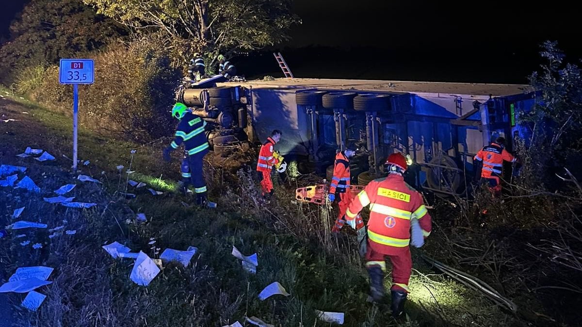 Následky smrteľnej dopravnej nehody na diaľnici D1 v smere do Bratislavy, 15. októbra 2025