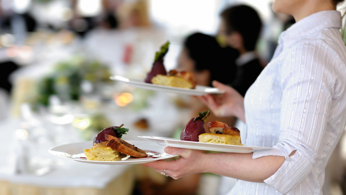 Hiszpańska Gwardia Cywilna poinformowała w piątek, że szuka ponad stu osób, które w poniedziałek uciekły naraz bez płacenia z restauracji na północy kraju. Klienci nie byli Hiszpanami. Właściciel twierdzi, że stracił 2 tys. euro.