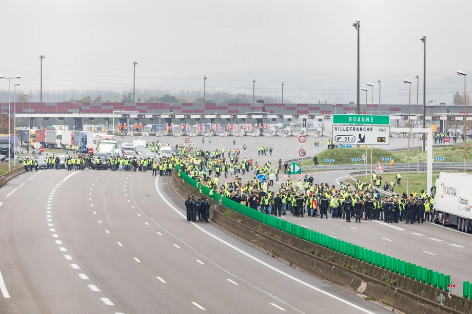 Protest przeciwko nowym podatkom od paliw we Francji.