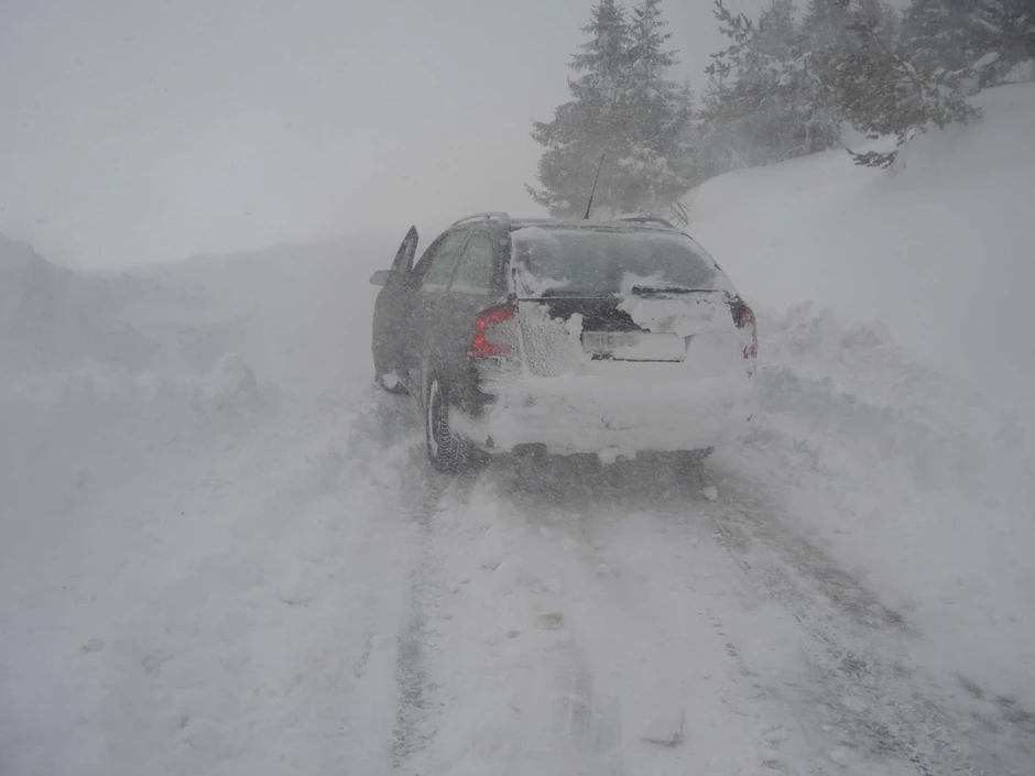 Dok se čeka na dolazak vatrogasaca i šlep službe neophodno je u vozilu imati nekoliko korisnih stvari za preživljavanje