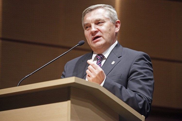 Prezydent Białegostoku posiada środki pieniężne na kilku rachunkach oszczędnościowych i walutowych. Jest właścicielem mieszkania oraz domku letniskowego. Jest wykładowcą na Uniwersytecie w Białymstoku i tylko z tego tytułu w 2013 roku uzyskał 107 tys. zł dochodów. Na co dzień jeździ Hondą Accord (rocznik 2000).
<br><br>
(Artur Reszko/PAP)