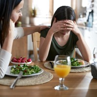Anorexia, bulimia, evészavarok: így ismerheti fel, ha a szerette érintett benne!