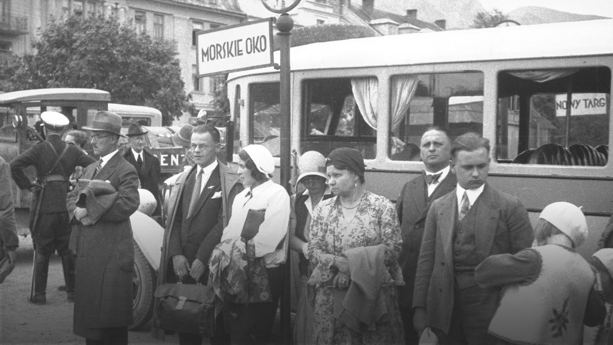 Pasażerowie czekający na autobus do Morskiego Oka na dworcu autobusowym w Zakopanem, 1931 r.