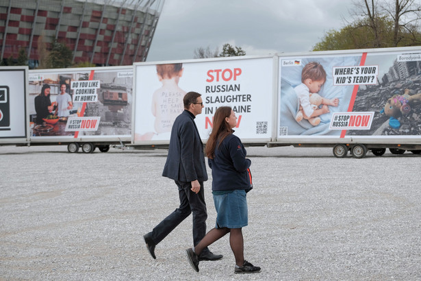 Warszawa, 23.04.2022. Premier Mateusz Morawiecki (L) i ukraińska ratowniczka z Mariupola Katerina Suchomłynowa (P) podczas konferencji prasowej przy Stadionie Narodowym w Warszawie, 23 bm. Konferencja dotyczyła rosyjskiej inwazji na Ukrainę. (sko) PAP/Mateusz Marek