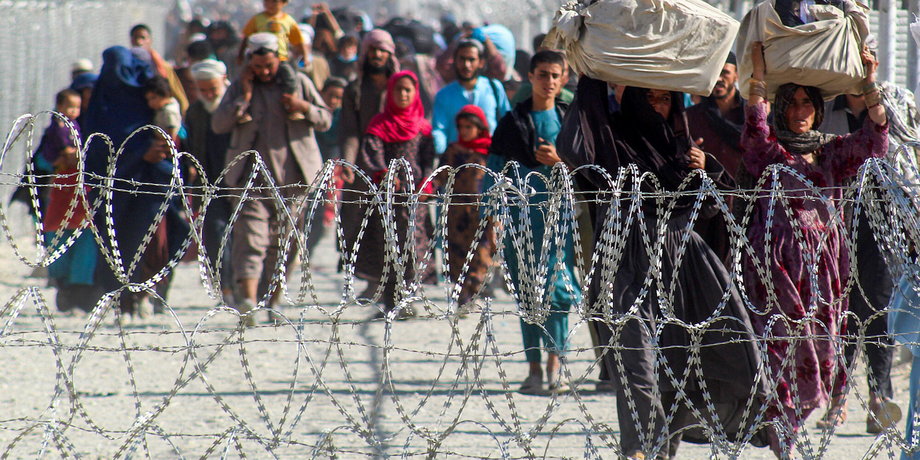 Afgańczycy na granicy z Pakistanem. Islamabad na razie mówi "nie" przyjmowaniu kolejnych uchodźców.