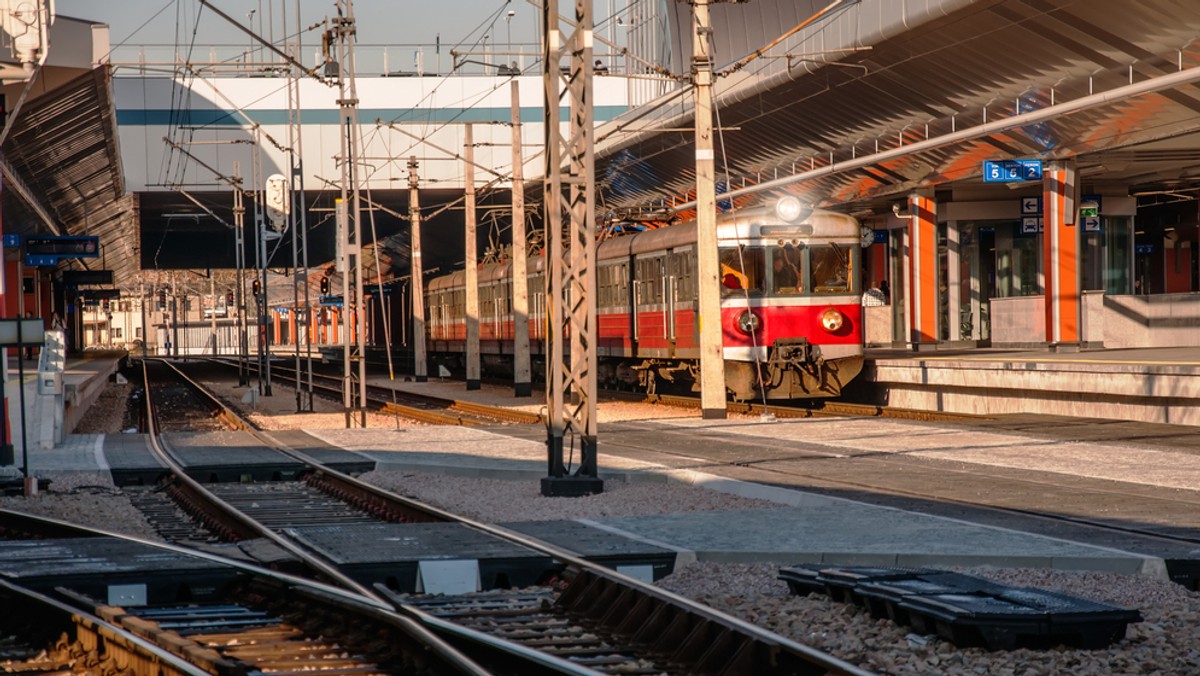 Kolejne inwestycje PKP Polskich Linii Kolejowych S.A. za ponad 230 mln zł skrócą o kwadrans podróże do Zakopanego i usprawnią obsługę podróżnych na 9 stacjach i przystankach między Skawiną a Suchą Beskidzką (lina nr 97). PLK przebudują też mosty i wiadukty oraz zwiększą bezpieczeństwo na przejazdach kolejowo-drogowych. Projekt będzie realizowany ze środków budżetowych.