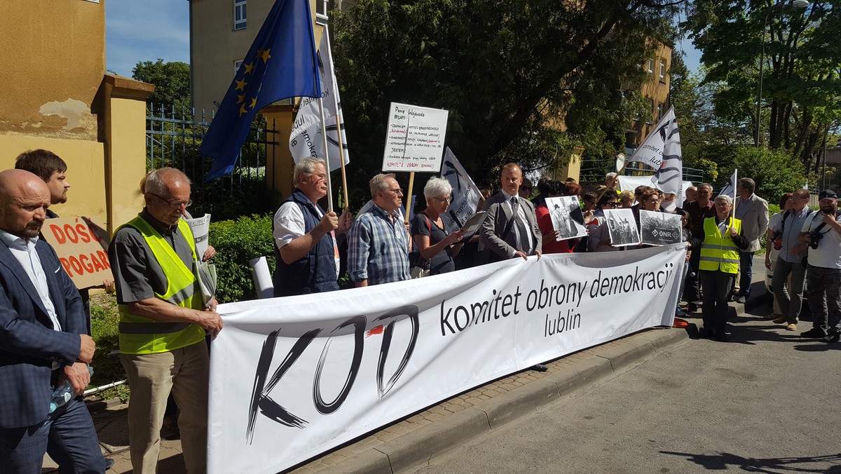 Kilkadziesiąt osób pikietowało w piątek przed Lubelskim Urzędem Wojewódzkim. Był to protest przeciwko językowi pogardy i nienawiści, którym ma posługiwać się wojewoda lubelski. Przemysław Czarnek przebywał dzisiaj na urlopie, jednak wystosował oświadczenie, w którym pikietę określił mianem odgrzewania "starych kotletów".