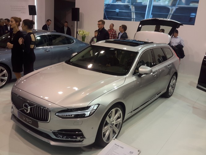 Volvo przyjechało do Wielkopolski z modelami S90 i V90. Ceny aut kształtują się od kolejno 170 i 180 tys. zł. Wnętrze aut zaprojektowano na wzór bestsellerowego modelu XC90. Najmocniejszy hybrydowy silnik zapewni moc ponad 400 KM, ale wywinduje cenę auta w okolice 400 tys. zł.
