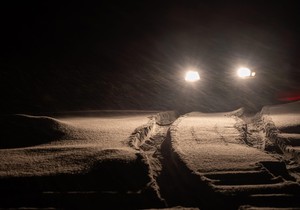 Kola zaglavljena u snegu - ilustracija