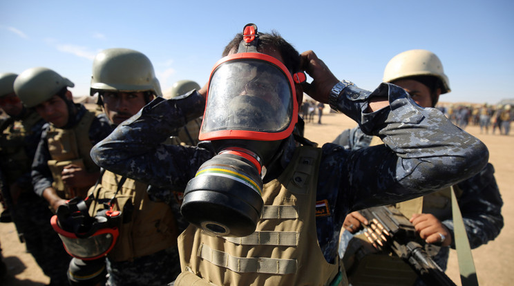 Gázmaszkban készülnek a város elgfoglalására a hadműveletben résztvevő rendőrök / Fotó: AFP