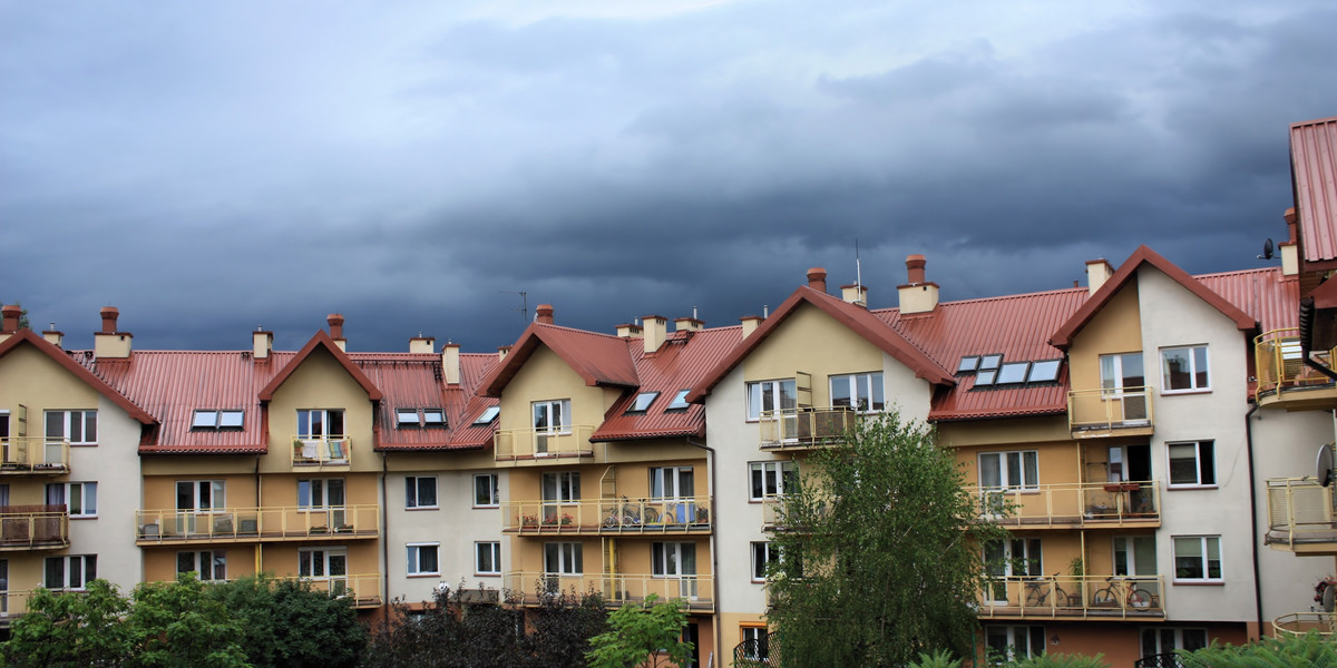 osiedle burza nawałnica chmury deszczowe blok