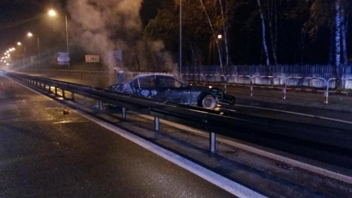 Poznańscy śledczy ustalili wstępnie przebieg tragicznego wypadku, do którego doszło w nocy z piątku na sobotę w Swarzędzu. Samochód, którym podróżowało osiem osób, uderzył w barierki i stanął w płomieniach. Z auta udało się uciec wszystkim, oprócz mężczyzny, który podróżował w bagażniku. Jak relacjonuje poznańska prokuratura, próbowano go uwolnić, ale uniemożliwił to rozprzestrzeniający się ogień.