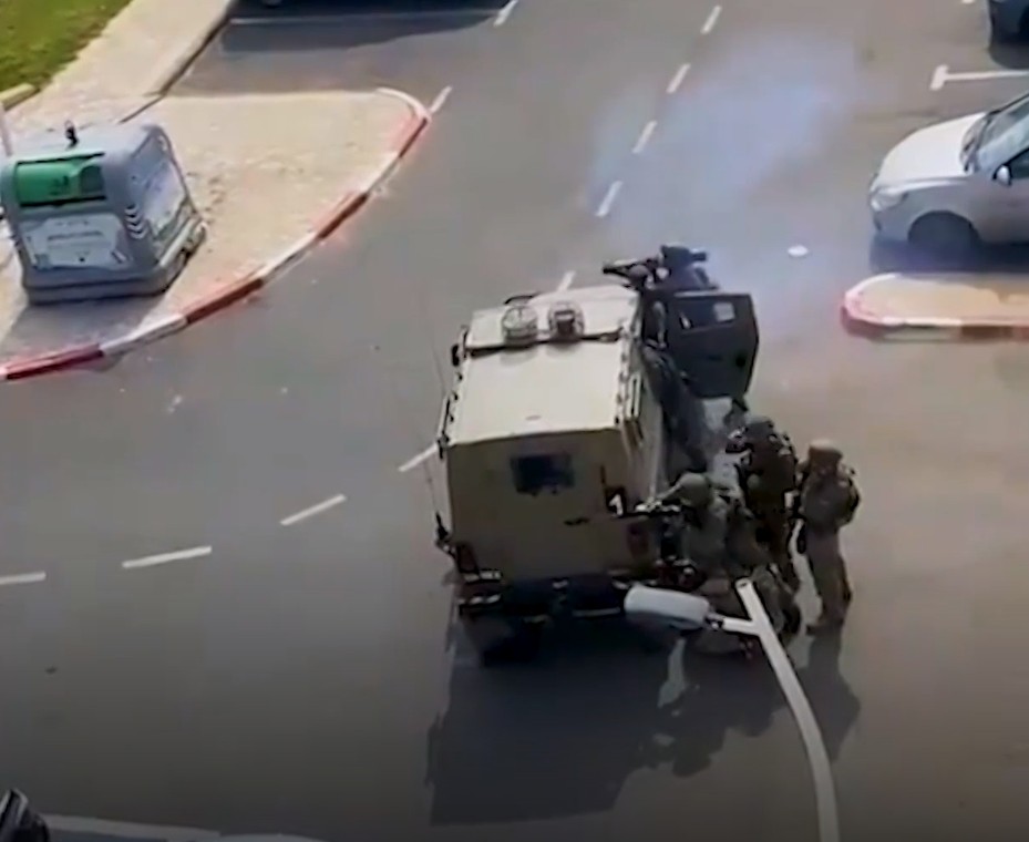 Oddział specjalny ostrzeliwuje terrorystów w budynku policji.