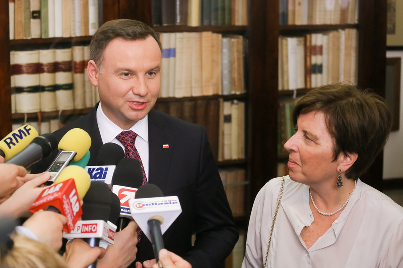 Prezydent Andrzej Duda i córka pisarza Marta Herling rozmawiają z dziennikarzami podczas wizyty w Palazzo Filomarino w Neapolu.