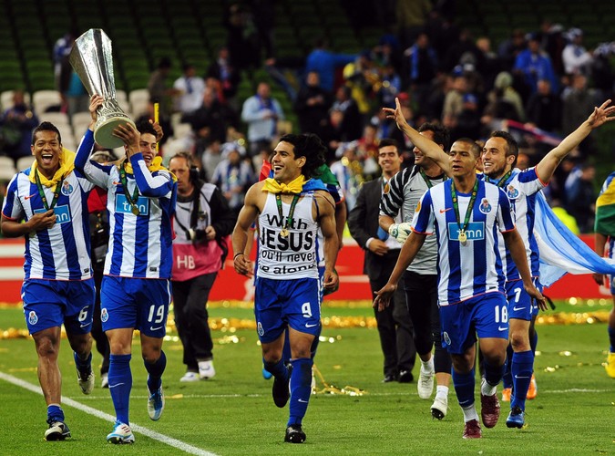 Piłkarze FC Porto z trofeum Ligi Europejskiej