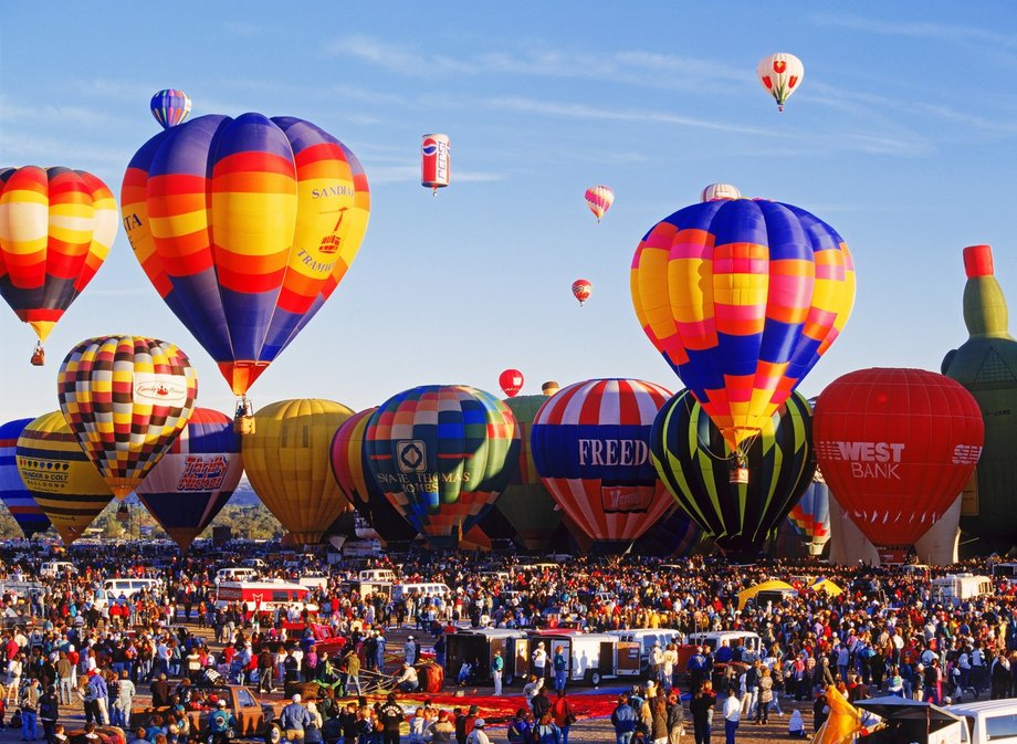 Poleć balonem nad Rio Grande w Albuquerque, w Nowym Meksyku. Miasto jest gospodarzem International Balloon Fiesta, a na wycieczkę balonem zaprasza cię przez cały rok.