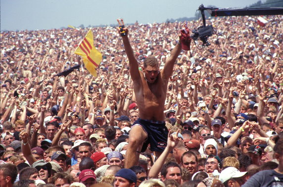 Woodstock '99. Organizatorzy byli ostro krytykowani za publikowane nagich zdjęć festiwalowiczek