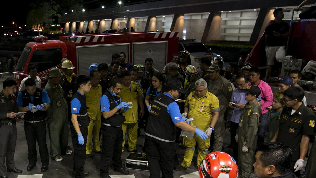 Osiem osób poniosło śmierć w niedzielę w nocy czasu lokalnego w piwnicy jednego z banków w Bangkoku wskutek omyłkowego uwolnienia się trujących substancji chemicznych podczas prac przy systemie przeciwpożarowym.