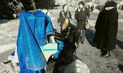 Barykady, patriotyczne kaski i łuski po nabojach. Zobacz Majdan od środka