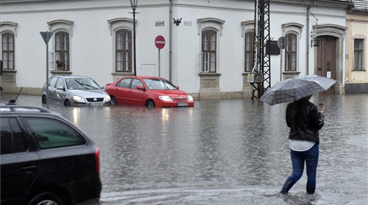 Autók gázolnak az esztergomi árvízben/Fotó: MTI-Máthé Zoltán