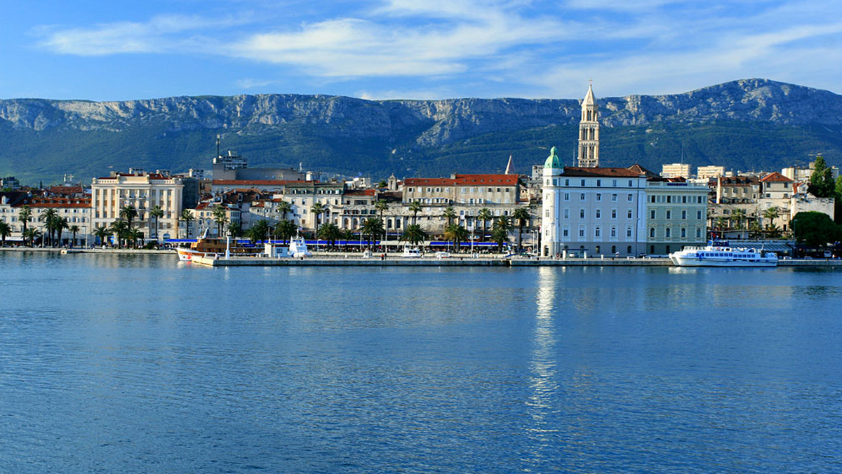 Split, metropolia Dalmacji, miasto pod ochroną UNESCO, wpisane na listę Światowego Dziedzictwa Kulturowego, której sercem jest wzniesiony ponad 1700 lat temu Pałac Dioklecjana, wita gości z otwartymi rękoma.